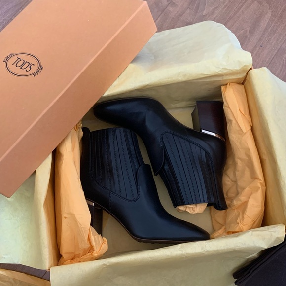 TOD’S Ankle Boots - Picture 2 of 8